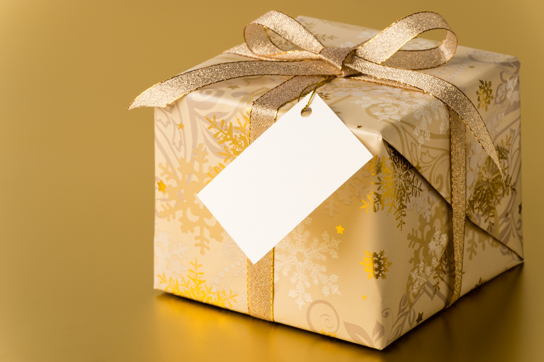 Nya rekord i julhandeln 5938862-christmas-present-with-gold-ribbon-and-blank-tag