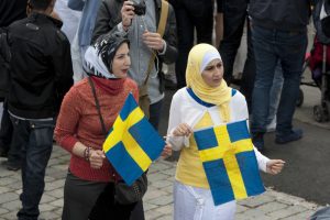 muslimska kvinnor bär svenska flaggan